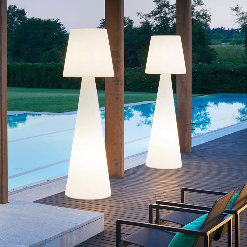 استند کنار سالنی